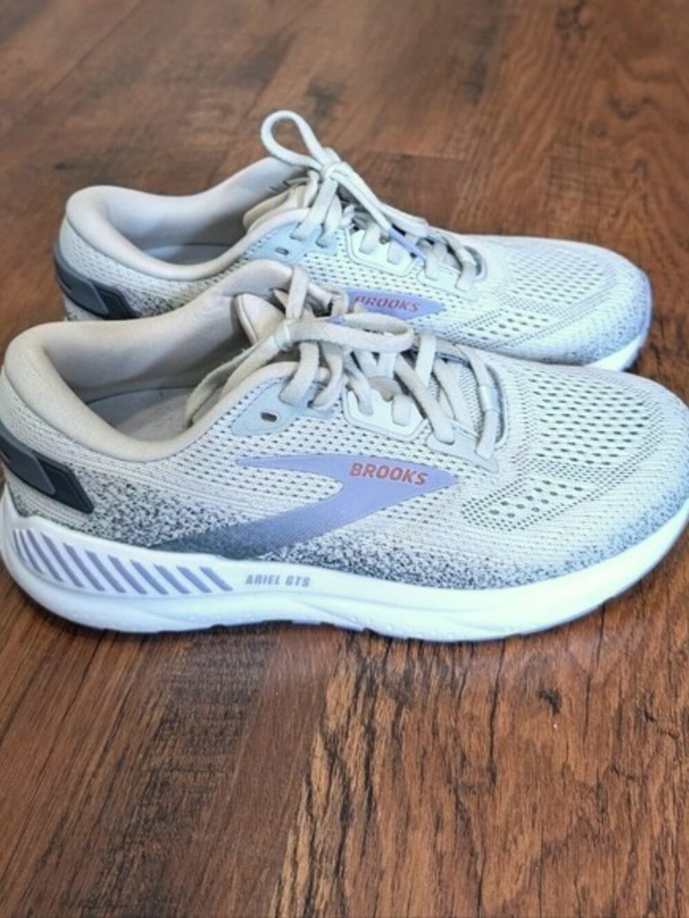 Brooks Ariel GTS 24 - Light Gray and Lilac Women's Running Shoes - 8.5B - EUC